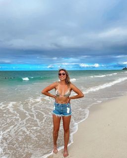 Katrina Bowden feet photo thumbnail