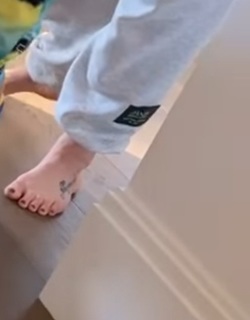 Katy Hearn feet photo 16