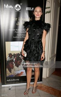 Katy Louise Saunders feet photo 9