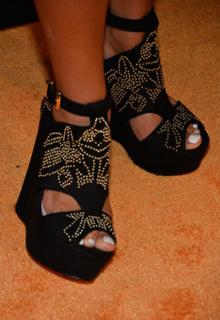 Katy Mixon feet photo thumbnail