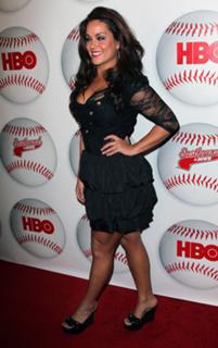 Katy Mixon feet photo thumbnail