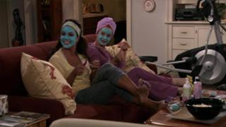 Katy Mixon feet photo thumbnail