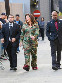 Katy Mixon feet photo thumbnail