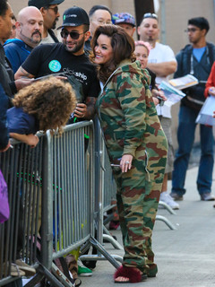 Katy Mixon feet photo thumbnail