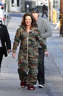 Katy Mixon feet photo thumbnail
