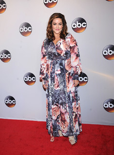 Katy Mixon feet photo thumbnail