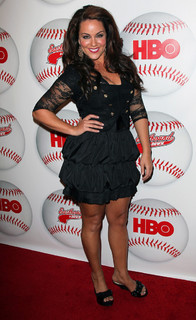Katy Mixon feet photo thumbnail