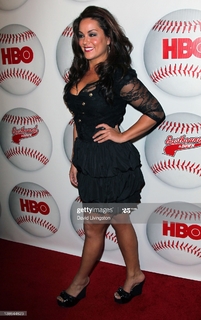 Katy Mixon feet photo thumbnail