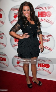 Katy Mixon feet photo thumbnail