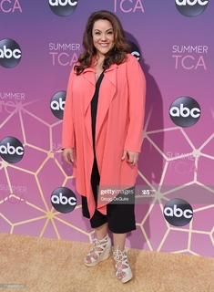 Katy Mixon feet photo thumbnail