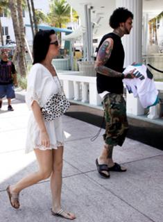 Katy Perry feet photo thumbnail