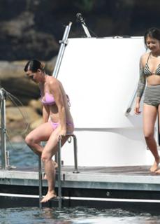 Katy Perry feet photo thumbnail