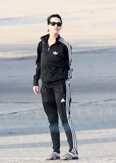 Katy Perry feet photo thumbnail
