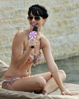 Katy Perry feet photo thumbnail