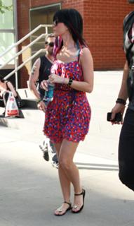 Katy Perry feet photo thumbnail