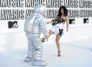 Katy Perry feet photo thumbnail