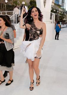 Katy Perry feet photo thumbnail