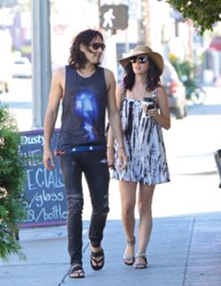 Katy Perry feet photo thumbnail