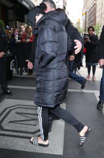 Katy Perry feet photo thumbnail