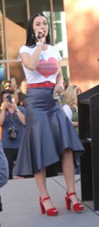 Katy Perry feet photo thumbnail
