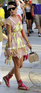 Katy Perry feet photo thumbnail