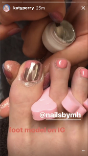 Katy Perry feet photo thumbnail