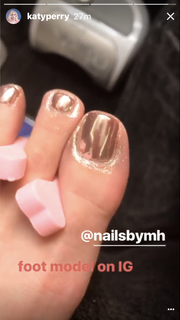 Katy Perry feet photo thumbnail