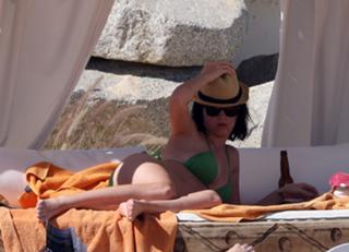 Katy Perry feet photo thumbnail