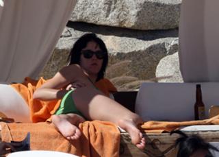 Katy Perry feet photo thumbnail
