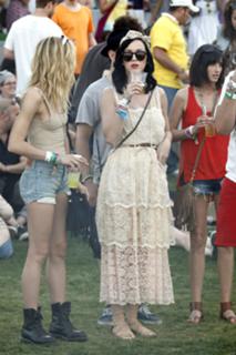 Katy Perry feet photo thumbnail