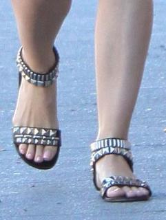 Katy Perry feet photo thumbnail