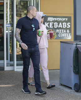 Katy Perry feet photo thumbnail