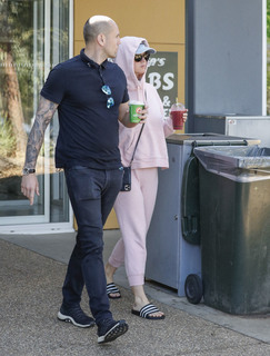 Katy Perry feet photo thumbnail