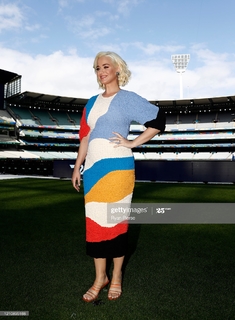 Katy Perry feet photo thumbnail