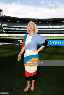 Katy Perry feet photo thumbnail