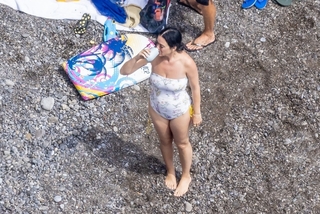 Katy Perry feet photo thumbnail