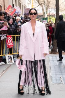 Katy Perry feet photo thumbnail