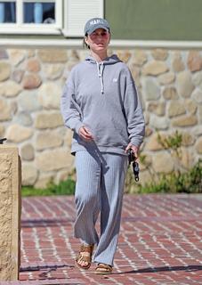Katy Perry feet photo thumbnail