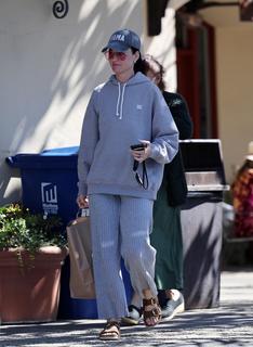 Katy Perry feet photo thumbnail