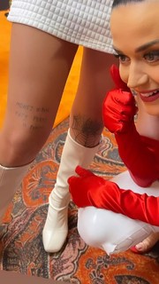 Katy Perry feet photo thumbnail