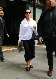 Katy Perry feet photo thumbnail