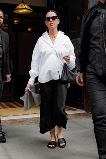 Katy Perry feet photo thumbnail