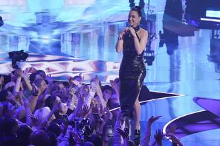 Katy Perry feet photo thumbnail