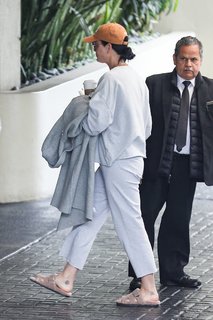 Katy Perry feet photo thumbnail