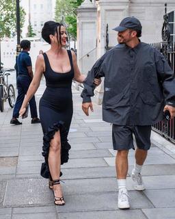 Katy Perry feet photo thumbnail