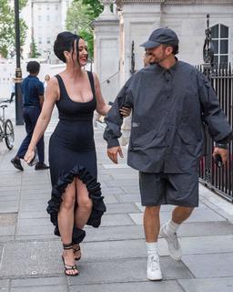 Katy Perry feet photo thumbnail