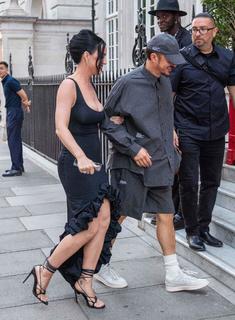 Katy Perry feet photo thumbnail