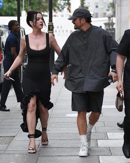 Katy Perry feet photo thumbnail