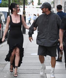 Katy Perry feet photo thumbnail