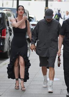 Katy Perry feet photo thumbnail